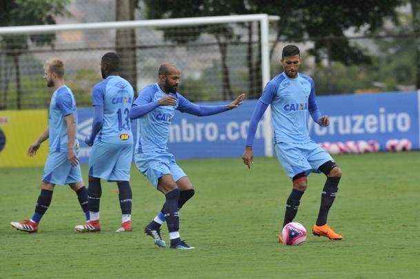 Em atividade na Toca da Raposa II, tcnico Mano Menezes mostrou provvel escalao do Cruzeiro para o jogo contra o Boa: Rafael; Nonoca, Ded, Digo e Marcelo Hermes; Lucas Romero e Bruno Silva; Rafael Sobis, Thiago Neves e Mancuello; Raniel (fotos: Juarez Rodrigues/EM D.A Press)