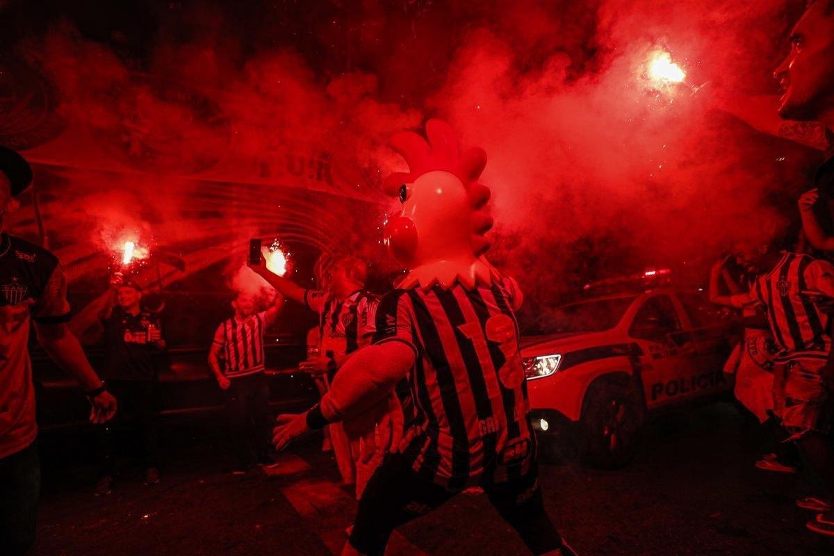 Torcedores do Atltico fizeram viglia em comemorao ao aniversrio de 114 anos do clube, na madrugada desta sexta-feira, na porta da sede de Lourdes