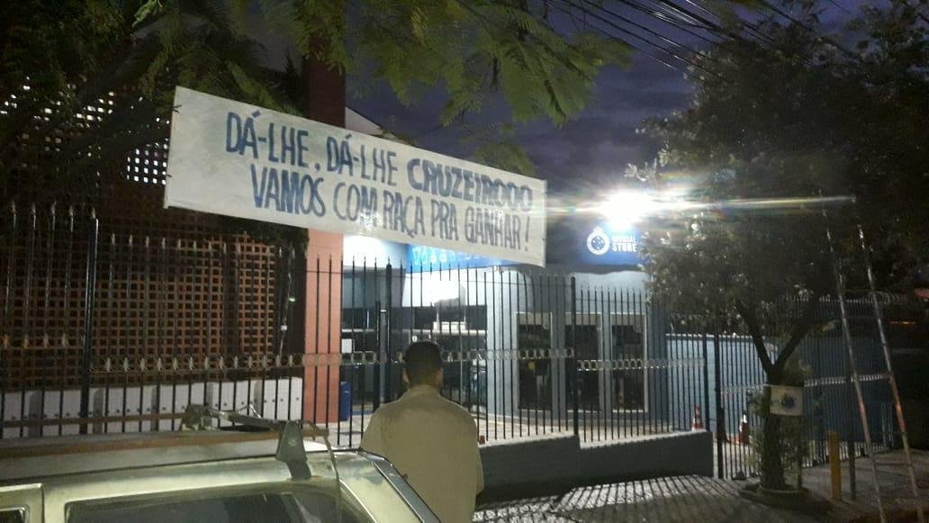Faixas de apoio ao Cruzeiro so estendidas em Belo Horizonte antes da partida contra o FLuminense