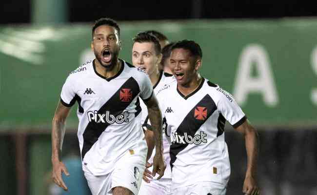 Jair comemora aps marcar o gol da vitria do Vasco contra o Cuiab