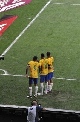 Neymar marca o segundo do Brasil aos 45 do primeiro tempo