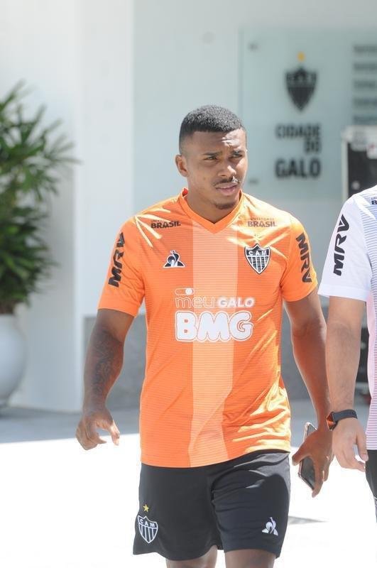 Treino do Atltico nesta segunda-feira, na Cidade do Galo, contou com a volta do meia  Juan Cazares. Direo no chegou a acordo para vend-lo a clube saudita. Tcnico Rafael Dudamel relacionou 23 jogadores para a viagem a Santa Fe, local da estreia na Sul-Americana, quinta-feira, contra o Unin-ARG. Jogador equatoriano ficou fora da lista.