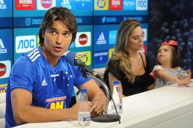 Fotos da apresenta��o do atacante Marcelo Moreno como novo refor�o do Cruzeiro para 2020. Duante entrevista, jogador foi acompanhado pela esposa Marilisy Antonelli e pela filha, Maria Clara