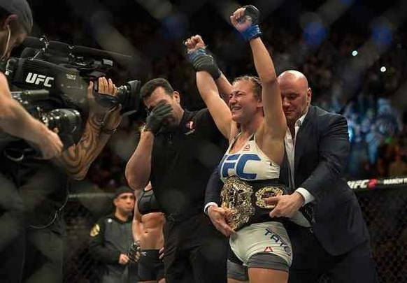 Miesha Tate finaliza Holly Holm com mata-leão, no quinto round, e conquista cinturão peso galo