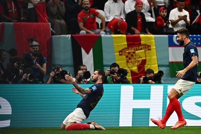 Fotos do gol de Theo Hernndez para a Frana na semifinal contra o Marrocos