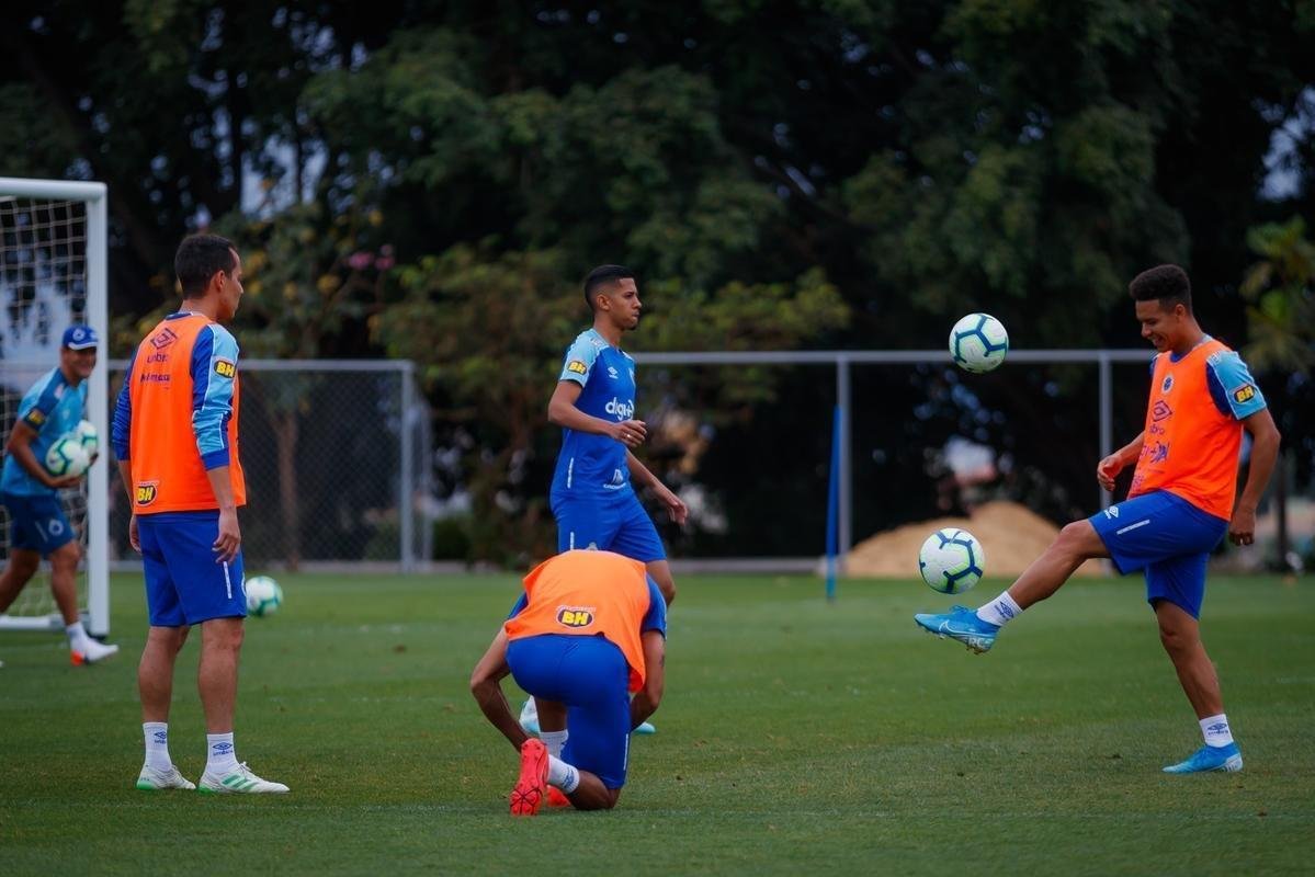 Treino do Cruzeiro nesta segunda-feira, na Toca da Raposa II. Time de Rogrio Ceni enfrenta o Cear na quarta-feira, s 19h30, no Castelo, em Fortaleza, pela 21 rodada do Campeonato Brasileiro