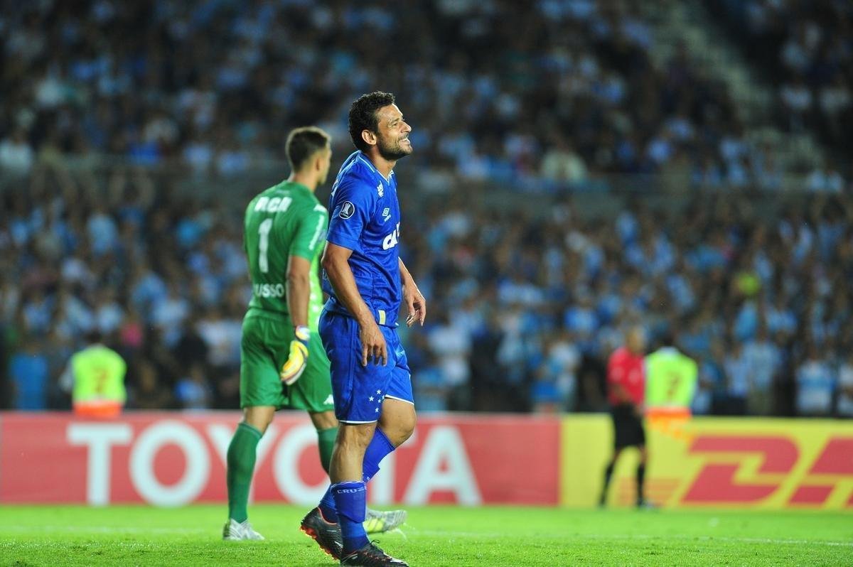 Fotos do primeiro tempo de Racing e Cruzeiro, no El Cilindro, pela Copa Libertadores. Atacante Fred se machucou na panturrilha direita logo no comeo da partida e foi substitudo por Rafael Sobis
