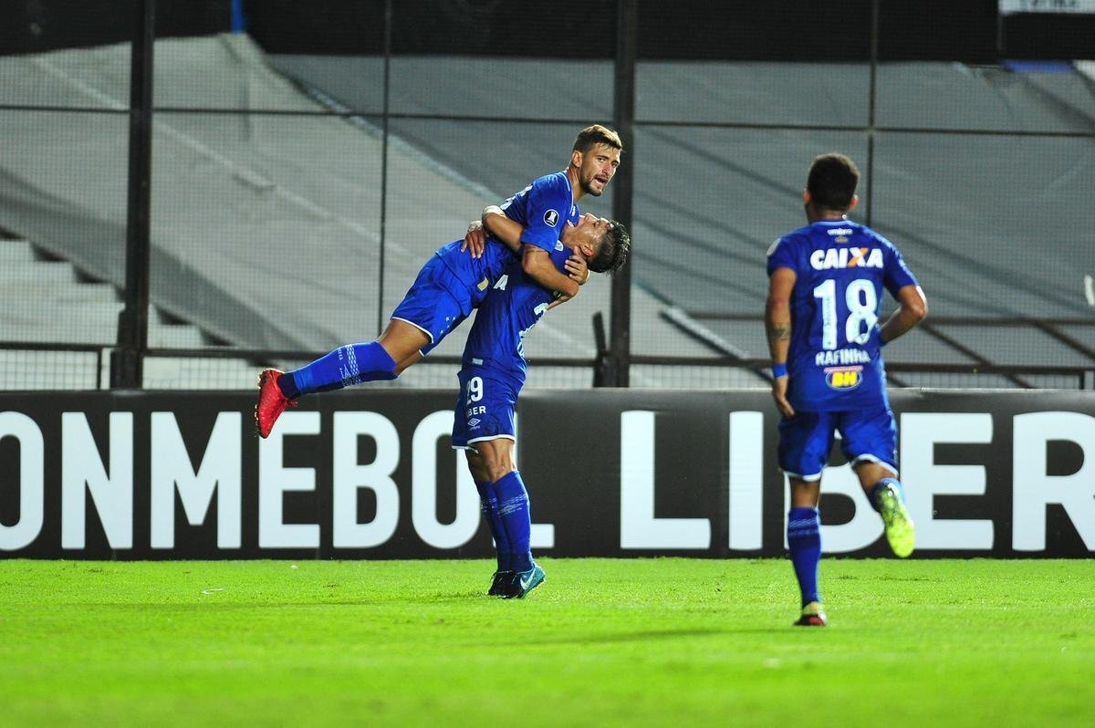 Fotos do primeiro tempo de Racing e Cruzeiro, no El Cilindro, pela Copa Libertadores. Arrascaeta empatou para o Cruzeiro, de cabea, aps cruzamento de Egdio