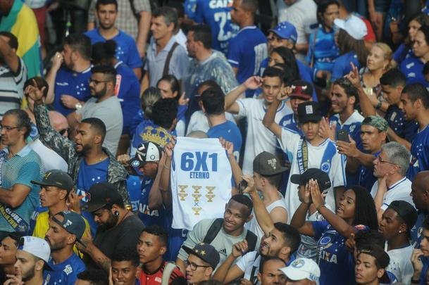 Com trio eltrico de jogadores e mais de 20 mil torcedores, Cruzeiro fez a festa na Praa Sete! Veja as melhores fotos