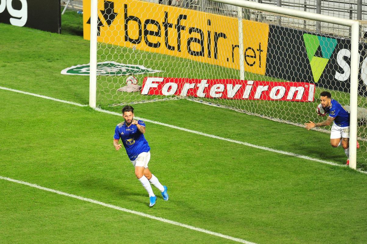 Fotos do duelo entre Cruzeiro e Vitria, no Independncia, em Belo Horizonte, pela 17 rodada da Srie B do Campeonato Brasileiro