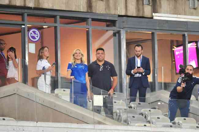 Ronaldo was greeted in a special way by Cruzeiro fans before the match against Vasco de Mineirao in the 31st round of Serie B. The phenom was accompanied by his wife Selina