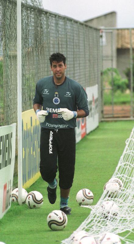 Conforme várias vezes relatado, Fábio jogou pelo Cruzeiro entre o fim de 1999 e o meio de 2000. Aos 19 anos, foi reserva de André no time campeão da Copa do Brasil. Depois, transferiu-se para o Vasco, onde ficou por quatro temporadas e meia. Em 2005, voltou à Toca em troca envolvendo o atacante Alex Dias. O resto da história todos os torcedores conhecem.