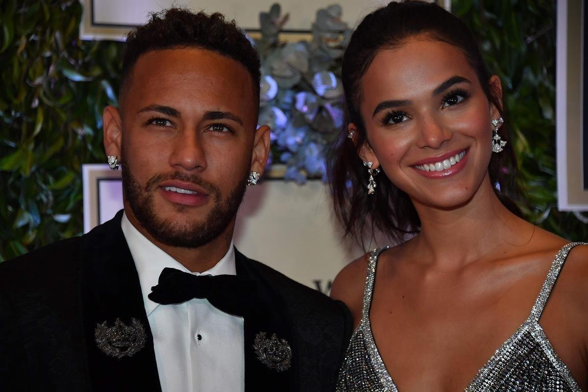 Neymar e Bruna Marquezine posam para fotos no leilo beneficente