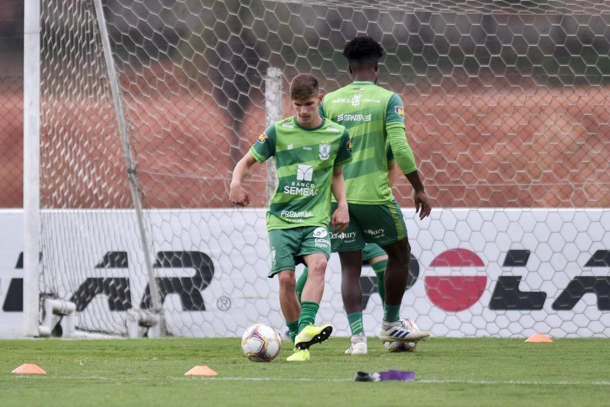 Titulares do Amrica foram poupados do treino com bola no campo, nesta segunda-feira, no CT Lanna Drumond. De qualquer forma, todo o elenco participou de uma palestra com o tcnico Lisca. A novidade do dia foi a volta do zagueiro Eduardo Bauermann s atividades normais. O volante Z Ricardo segue como dvida para enfrentar o Internacional na quarta-feira, em 'deciso' pela Copa do Brasil
