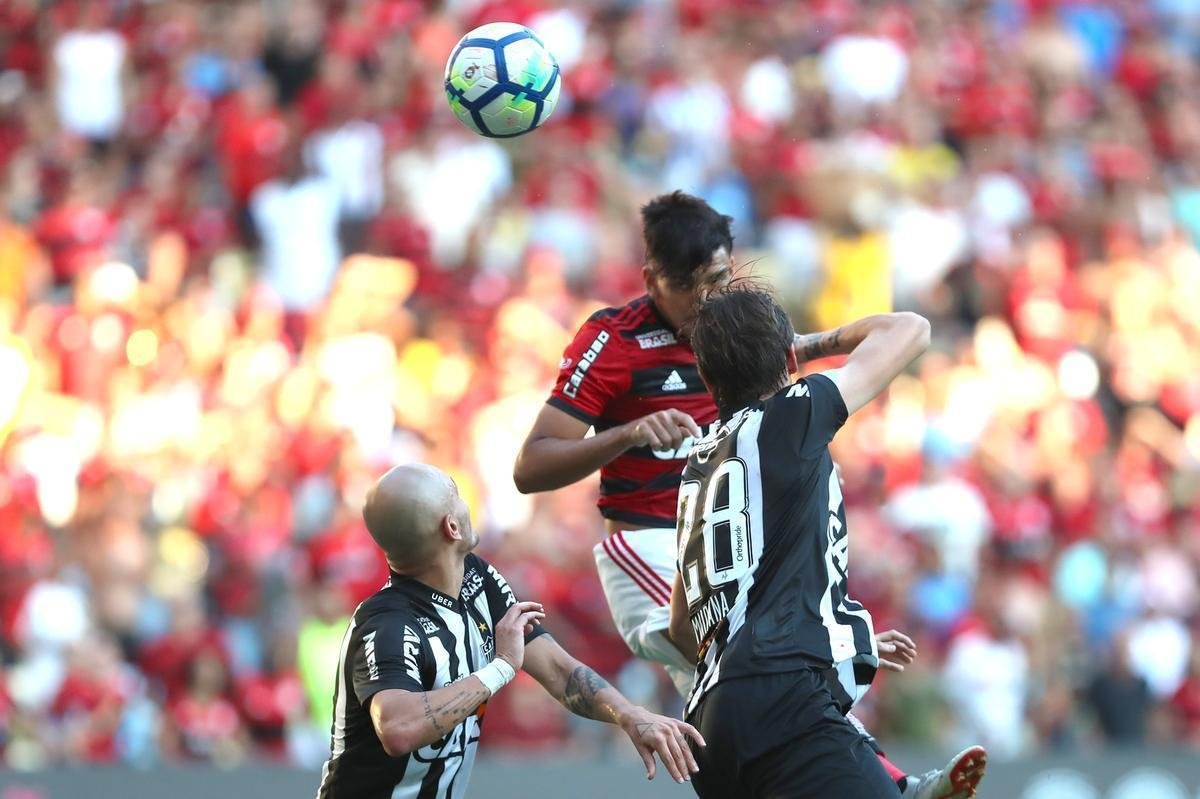 Paquet, de cabea, recolocou o Flamengo em vantagem aos 8 do segundo tempo: 2 a 1