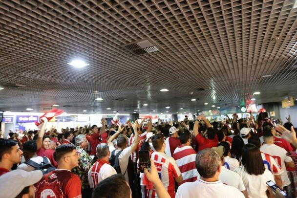 Jogadores, comissão técnica e diretoria do Náutico foram recebidos com festa no desembarque após a conquista do título da Série C do Campeonato Brasileiro, diante do Sampaio Corrêa. A delegação alvirrubra desembarcou em solo pernambucano pouco depois das 23h30 e seguiu em carro aberto para a sede do clube, no bairro dos Aflitos