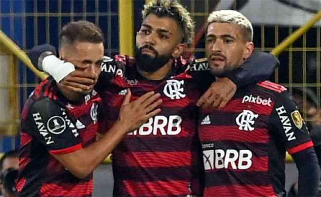 Isla pode deixar o Flamengo pela Universidad Católica