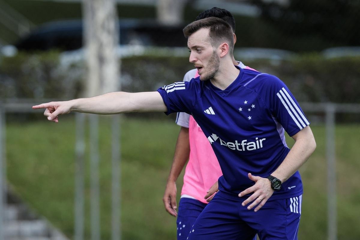 Fotos do primeiro treino do tcnico portugus Pepa no Cruzeiro