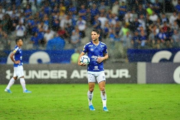 No segundo tempo, Cruzeiro no conseguiu a reao, levou bola na trave e ainda perdeu um pnalti com o meia Thiago Neves. Torcida se revoltou e atirou sinalizadores em campo