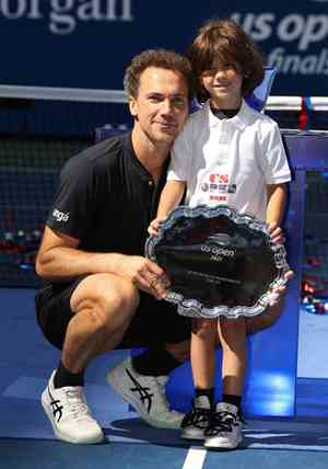 Bruno Soares e seu filho, Noah, com o trofu de vice-campeo do US Open nas duplas masculinas