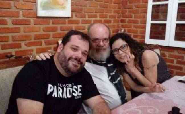 Márcio Renato Macedo ao lado dos filhos Sérgio e Renata