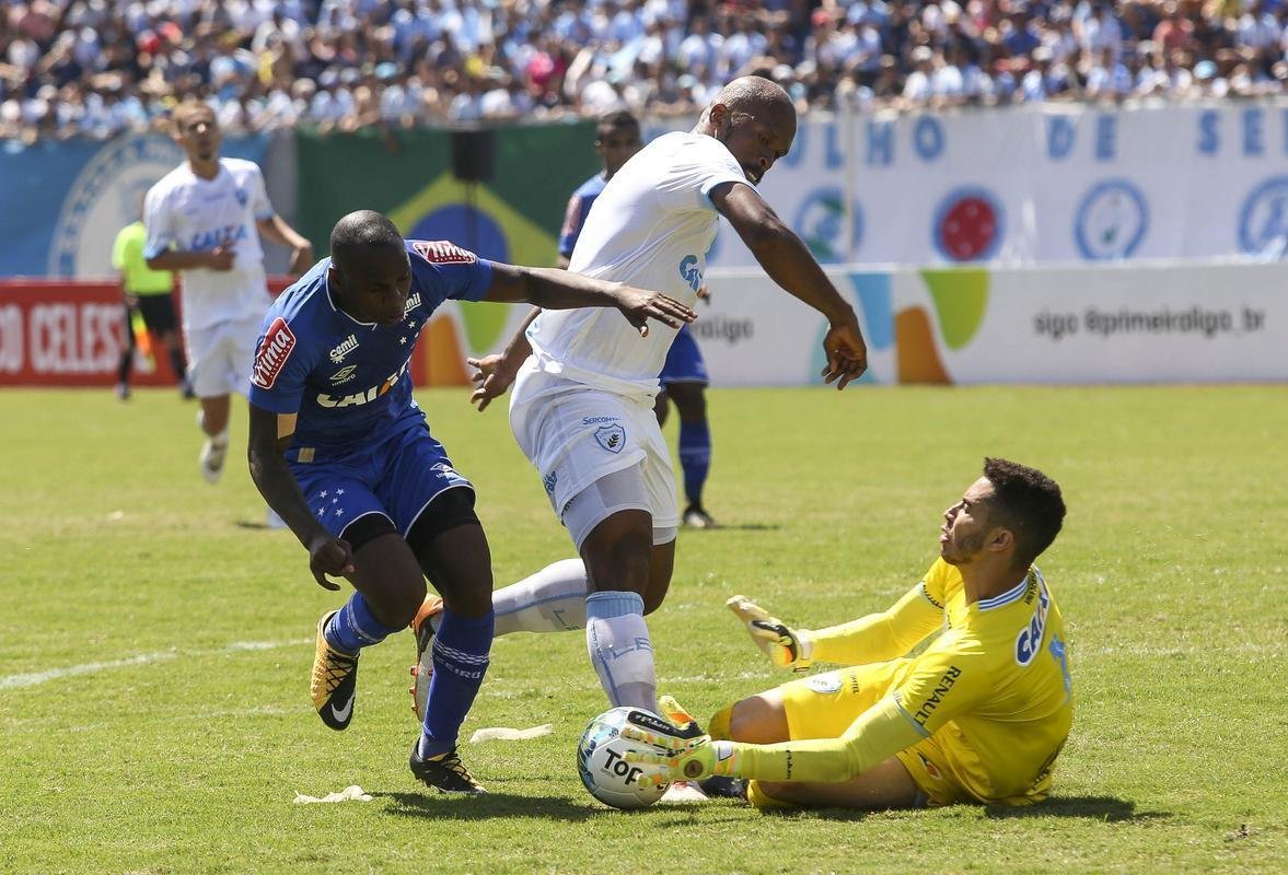 Cruzeiro chegou a abrir 2 a 0 sobre o Londrina, com gols de Lucas Silva e Sassá, mas cedeu o empate no segundo tempo e perdeu nos pênaltis por 3 a 1. Time foi eliminado na semifinal da Primeira Liga.