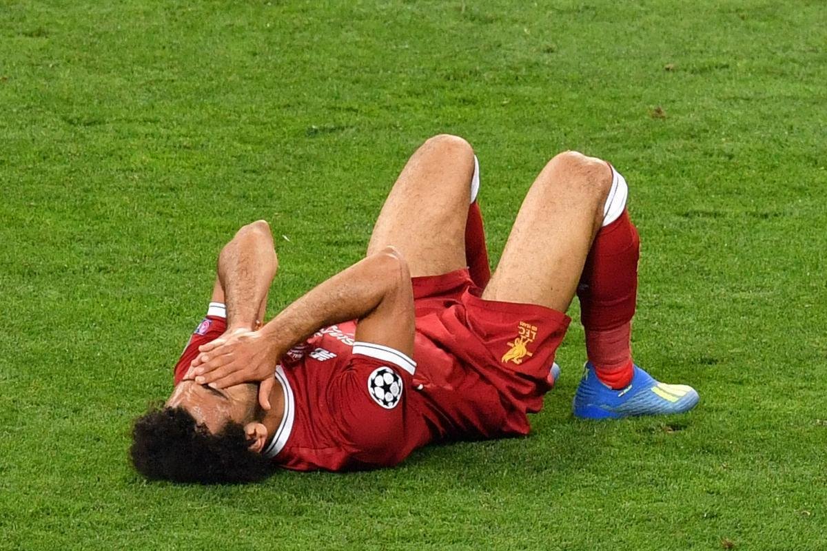 Salah, do Liverpool, sofreu falta de Sergio Ramos, machucou ombro esquerdo e deixou a final no primeiro tempo