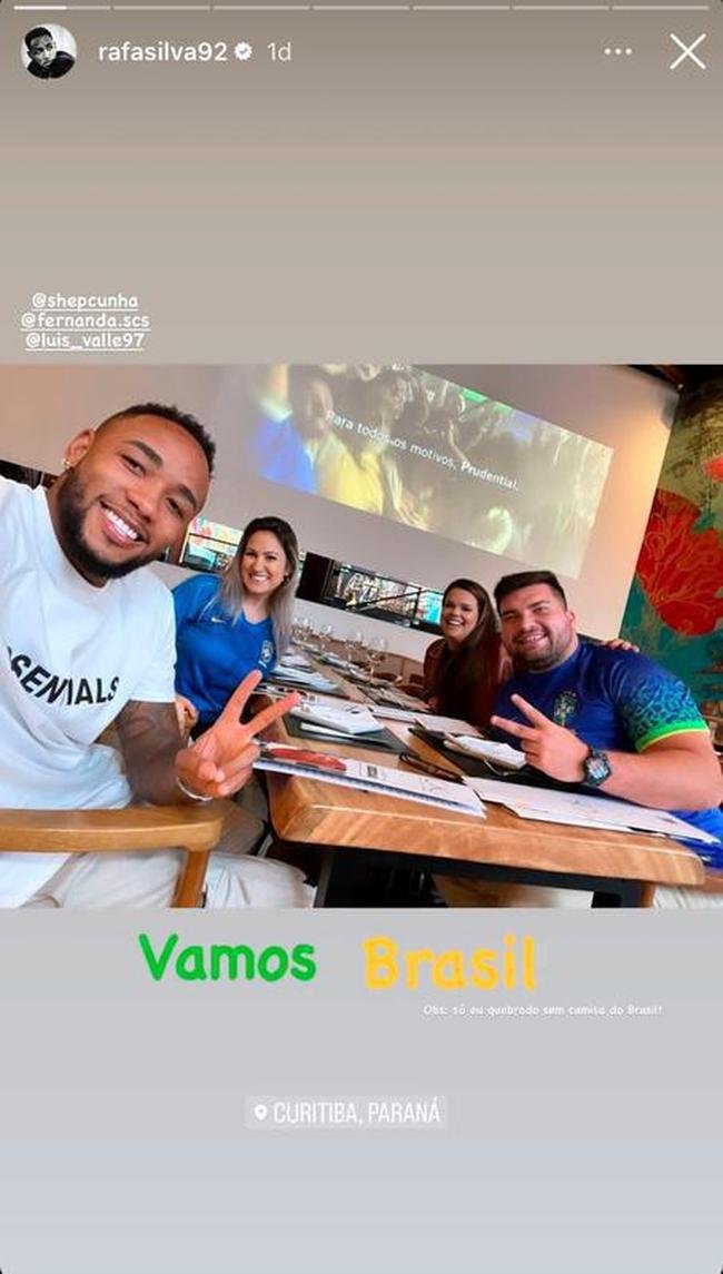 Em tratamento de leso, o atacante Rafa Silva assistiu ao jogo do Brasil diante da Srvia com amigos, em Curitiba, no Paran
