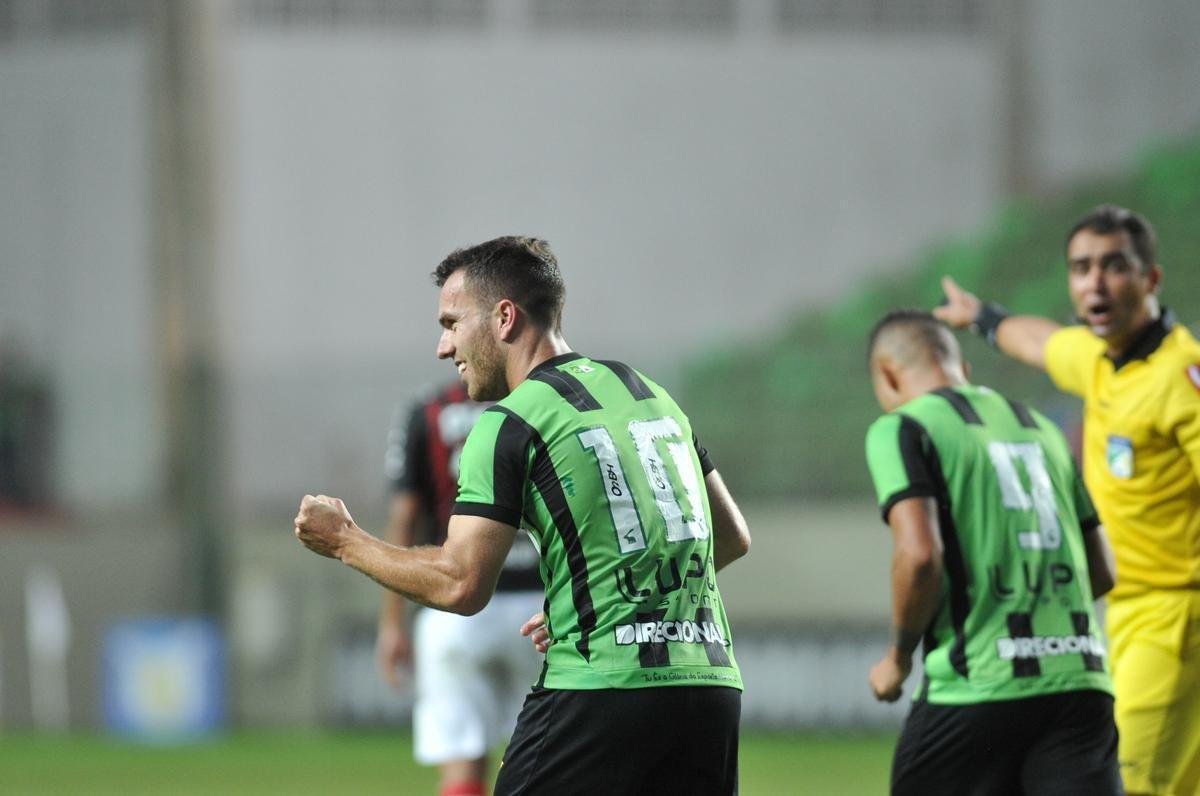 Serginho marcou duas vezes na vitria de virada do Amrica sobre Atltico-PR, no Horto 