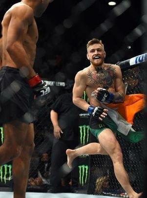 Imagens do incrível nocaute de Conor McGregor sobre José Aldo