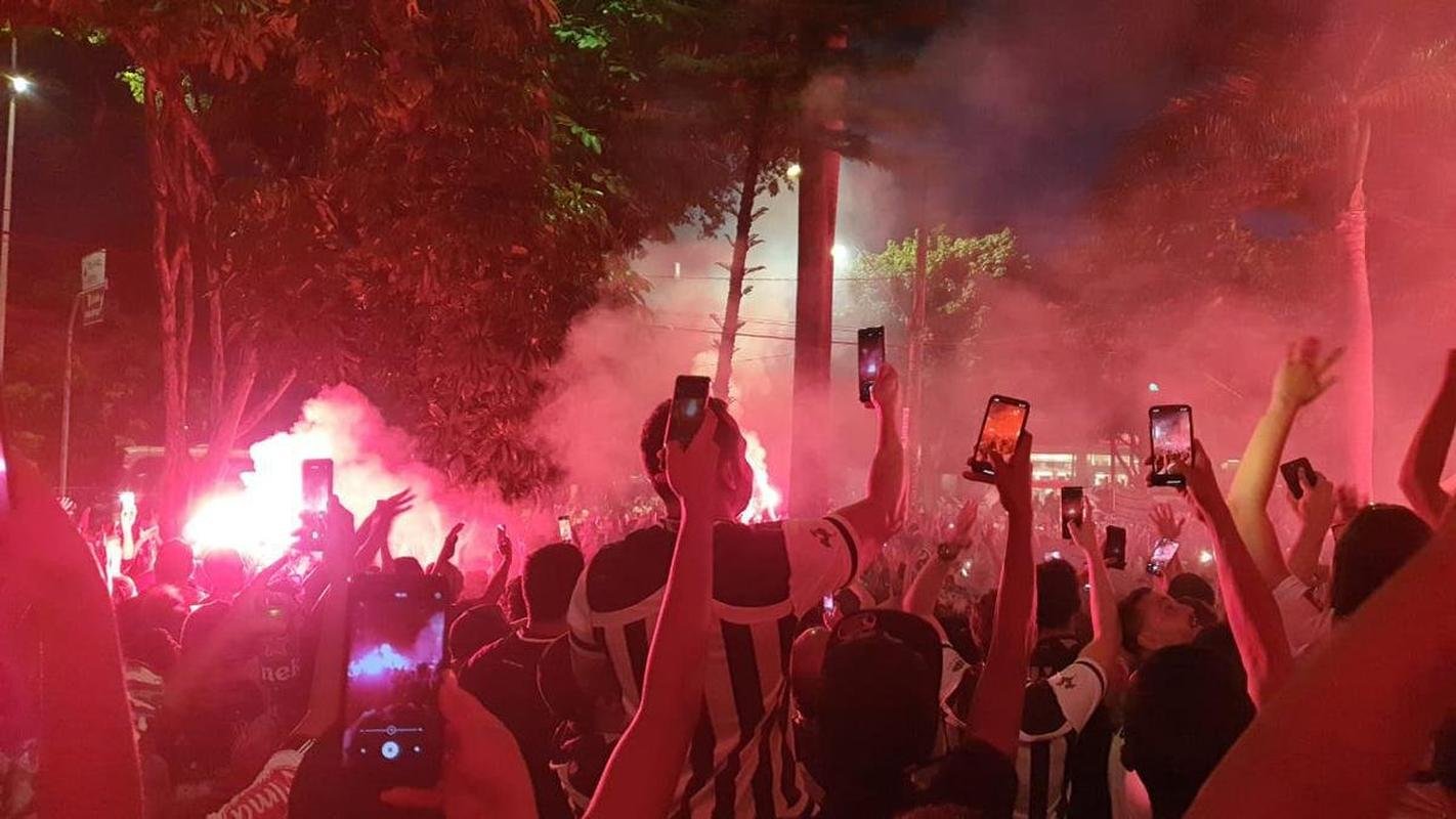 Nesta quinta-feira (2), torcedores do Atltico lotaram os bares de BH para acompanhar Bahia x Galo, jogo adiado da 32 rodada do Campeonato Brasileiro. Na imagem, Arena do Espeto.