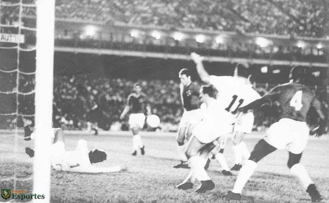 Imagens da vit�ria do Cruzeiro sobre o Santos, por 6 a 2, no Mineir�o, no jogo de ida da final da Ta�a Brasil de 1966. Gols celestes foram marcados por Z� Carlos (contra), Natal, Dirceu Lopes (3) e Tost�o (p�nalti)