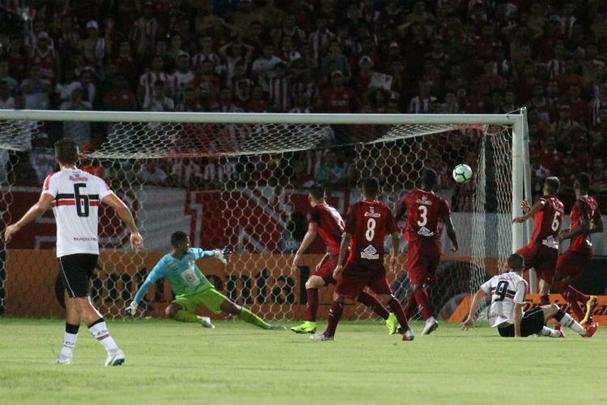 Lance em que Pipico marcou para o Santa