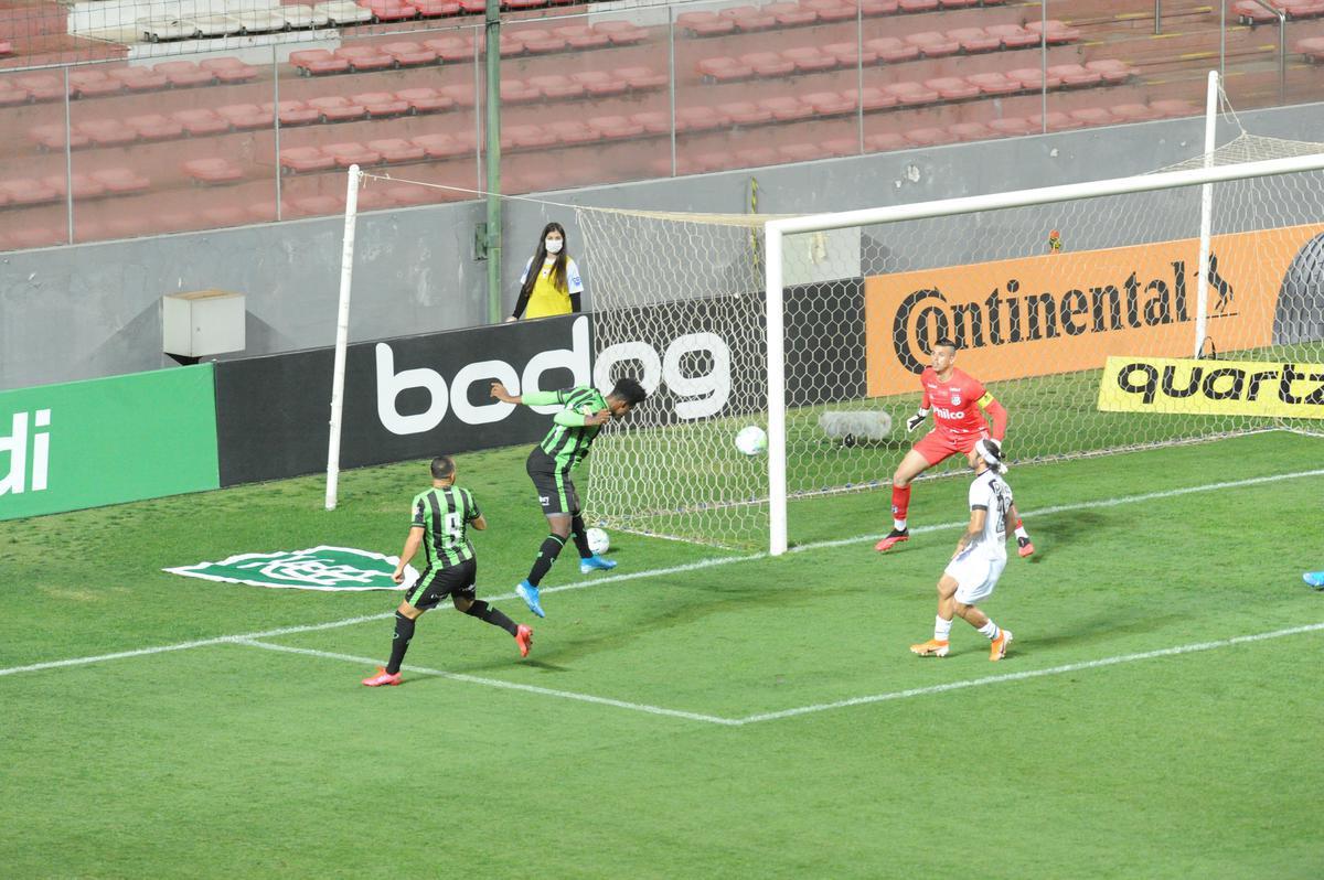 Fotos do duelo entre Amrica e Ponte Preta, no Independncia, em Belo Horizonte, em jogo de volta da quarta fase da Copa do Brasil