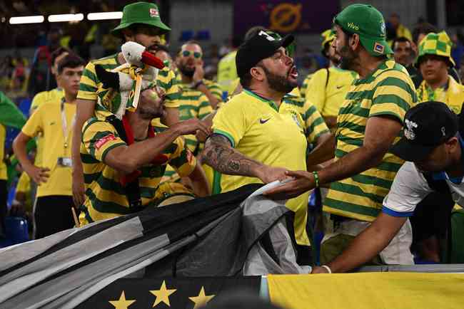 Brazil fans argue over banner in Est
