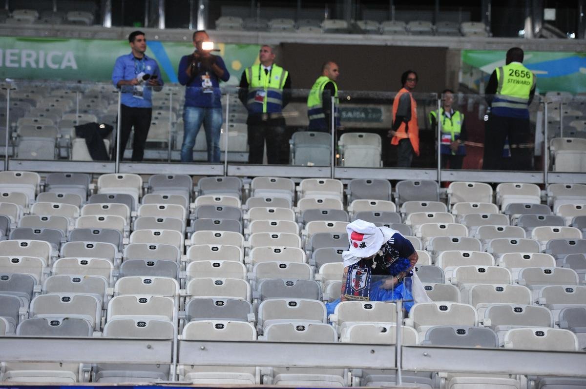 Depois do empate entre Japo e Equador, por 1 a 1, pela Copa Amrica, um torcedor japons deu um bom exemplo aos brasileiros. Com pacincia, ele recolheu lixo em vrios pontos do setor em que se encontrava no Mineiro. Na Copa de 2014, no Brasil, os nipnicos j haviam mostrado civilidade ao mundo ao limpar arquibancadas e vestirios dos estdios.
