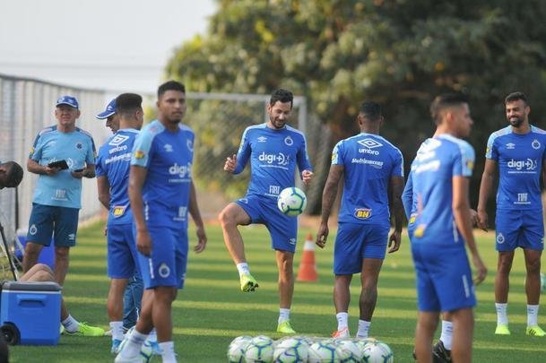 Fotos do primeiro treino de Abel Braga na Toca da Raposa II. Tcnico foi apresentado pelo Cruzeiro neste sbado e dirigir a equipe na segunda, s 20h, diante do Gois, no Serra Dourada, pela 22 rodada do Campeonato Brasileiro