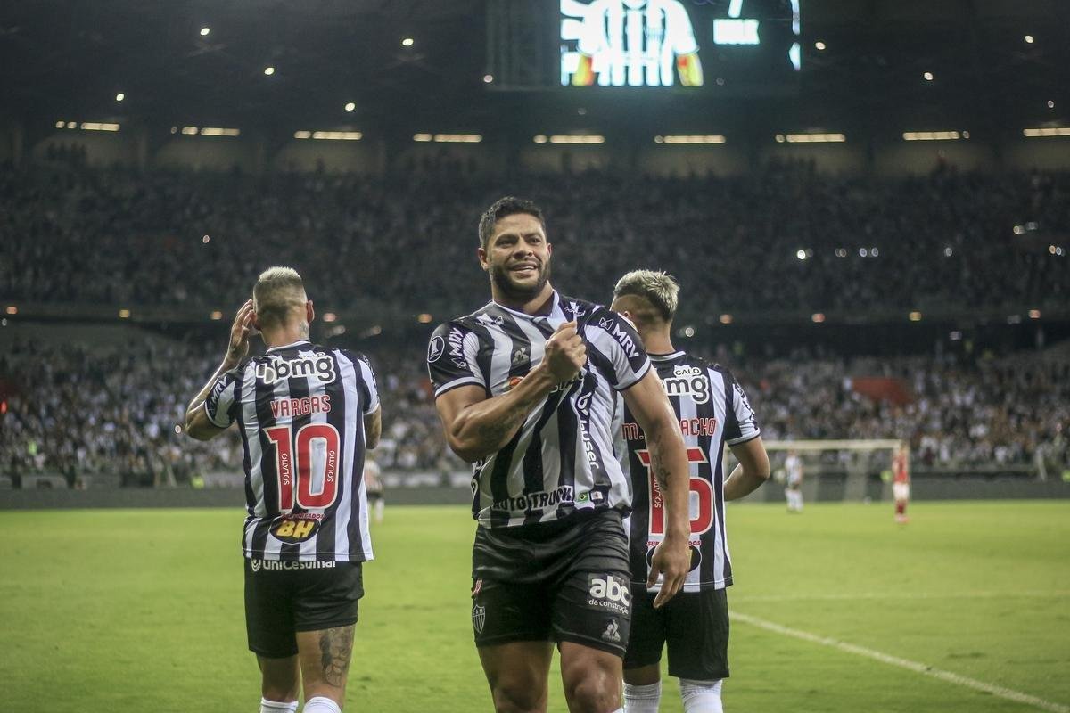 Fotos do golao de Hulk sobre o River Plate no Mineiro