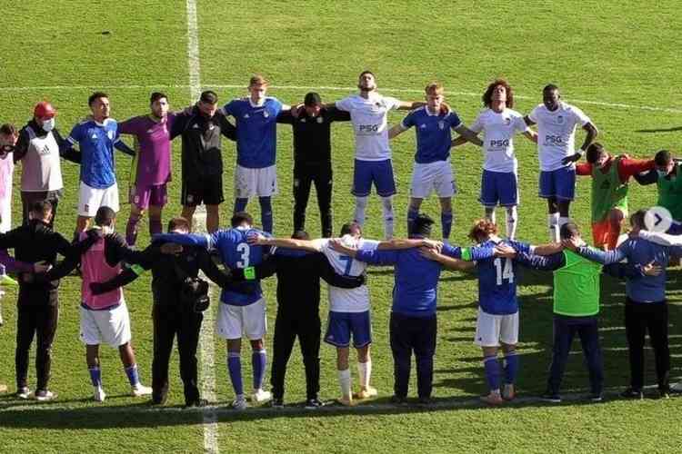 Jogador sofre parada cardíaca durante partida do Campeonato Inglês