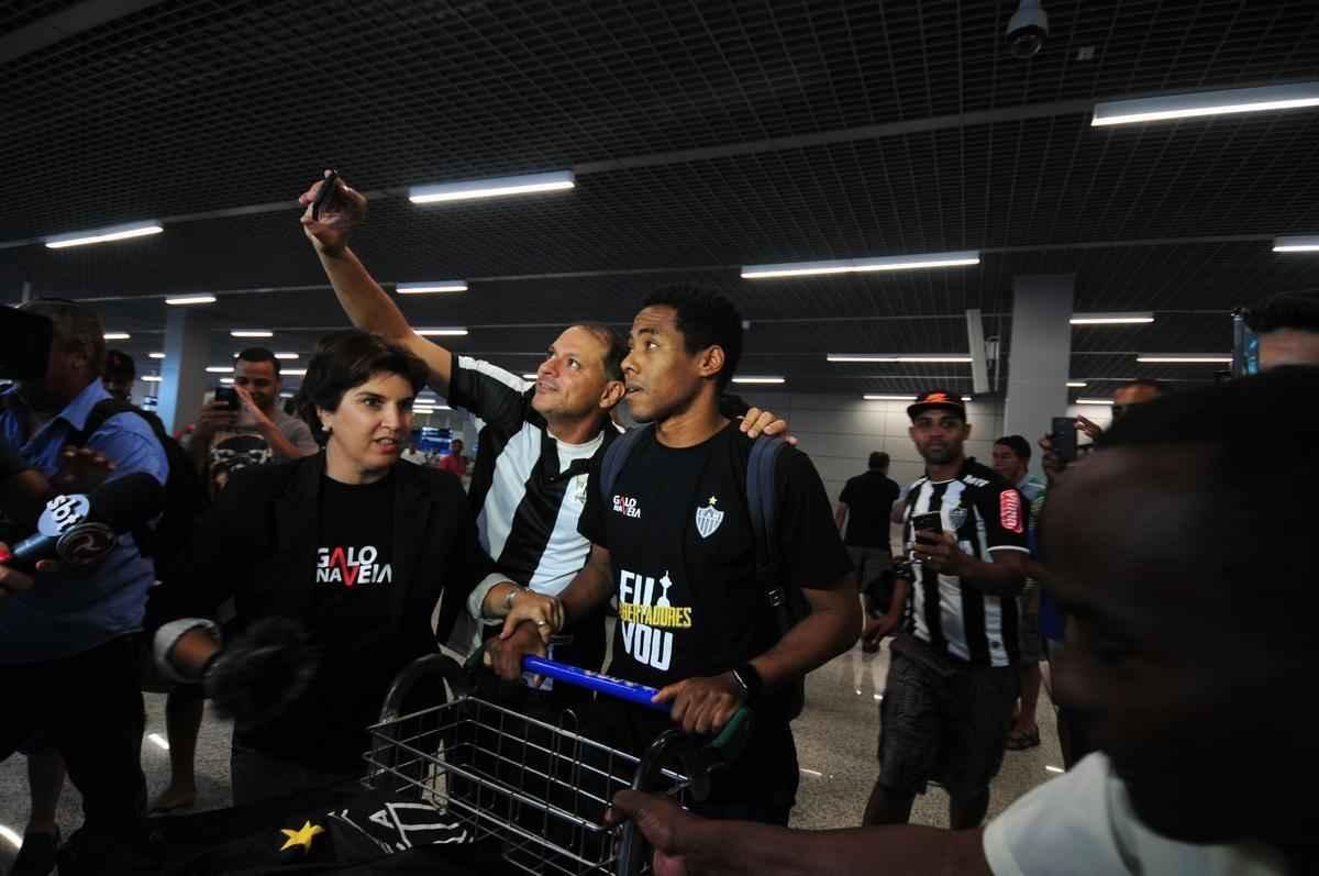 Novo reforo do Atltico, Elias chega a Belo Horizonte. Volante assinou contrato por trs anos