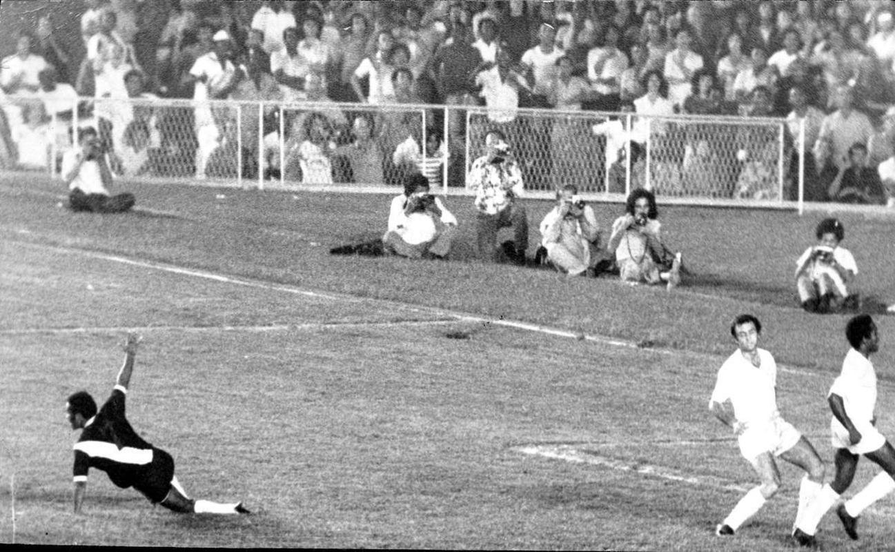 Vasco venceu Cruzeiro por 2 a 1 pela final do Campeonato Brasileiro de 1974. Partida ficou marcada por erro de rbitro Armando Marques, que anulou gol legtimo do volante celeste Z Carlos. Empate no Maracan daria ttulo aos mineiros.