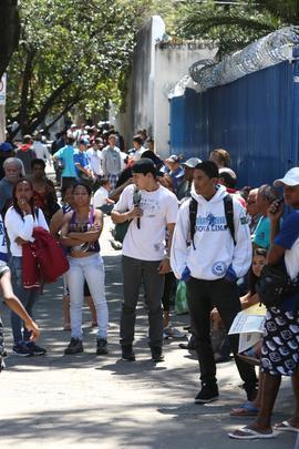 Torcedores formaram uma longa fila desde a manh desta segunda-feira