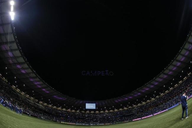 Em baile no c�u, drones levaram torcedores do Cruzeiro ao del�rio no Mineir�o depois do jogo com o Ituano. Em sobrevoo, foram formadas frases e palavras felicitando o clube pelo t�tulo e pela volta � S�rie A