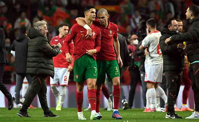 Cristiano Ronaldo e Pepe festejam a classificação de Portugal, que afastou a zebra