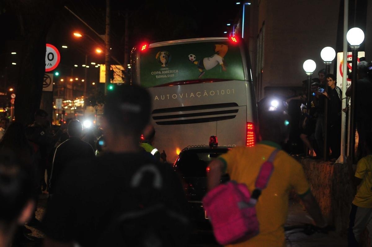 Seleo Brasileira deixou hotel Ouro Minas na noite desta quarta-feira e se despediu de Belo Horizonte, onde venceu a Argentina por 2 a 0 na semifinal da Copa Amrica. Reta final de treinos ser na Granja Comary, em Terespolis. Deciso est marcado para domingo, s 17h, no Maracan