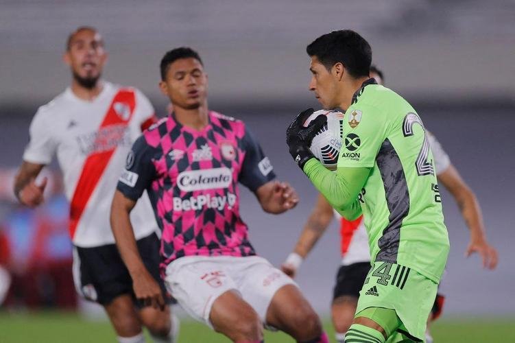 Com 25 casos simultneos de COVID-19, River Plate enfrentou Independiente Santa Fe-COL com apenas 11 jogadores disponveis e com o volante Enzo Prez improvisado como goleiro.