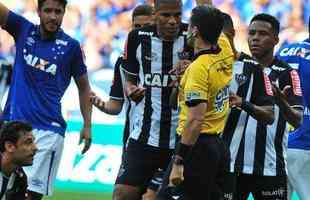 Fred foi expulso aos 25 do primeiro tempo aps dar soco em zagueiro Manoel, do Cruzeiro
