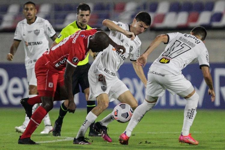Jogo entre América de Cáli e Atlético, em Barranquilla, pela Copa Libertadores, teve diversas paralisações devido aos efeitos do gás de pimenta nos atletas. Protestos do lado de fora do estádio, contra o governo, tiveram consequências no gramado.
