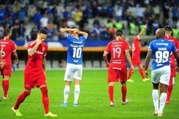 No segundo tempo, Fbio salvou Cruzeiro em dois lances, aos 25 e aos 26. Mas, aos 30, Edenlson marcou o gol do Internacional, em rebote de falta cobrada por Paolo Guerrero. 