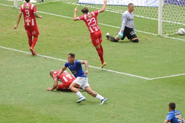 Edu empatou o jogo para o Cruzeiro diante do Villa Nova, no Independncia, pela oitava rodada do Campeonato Mineiro